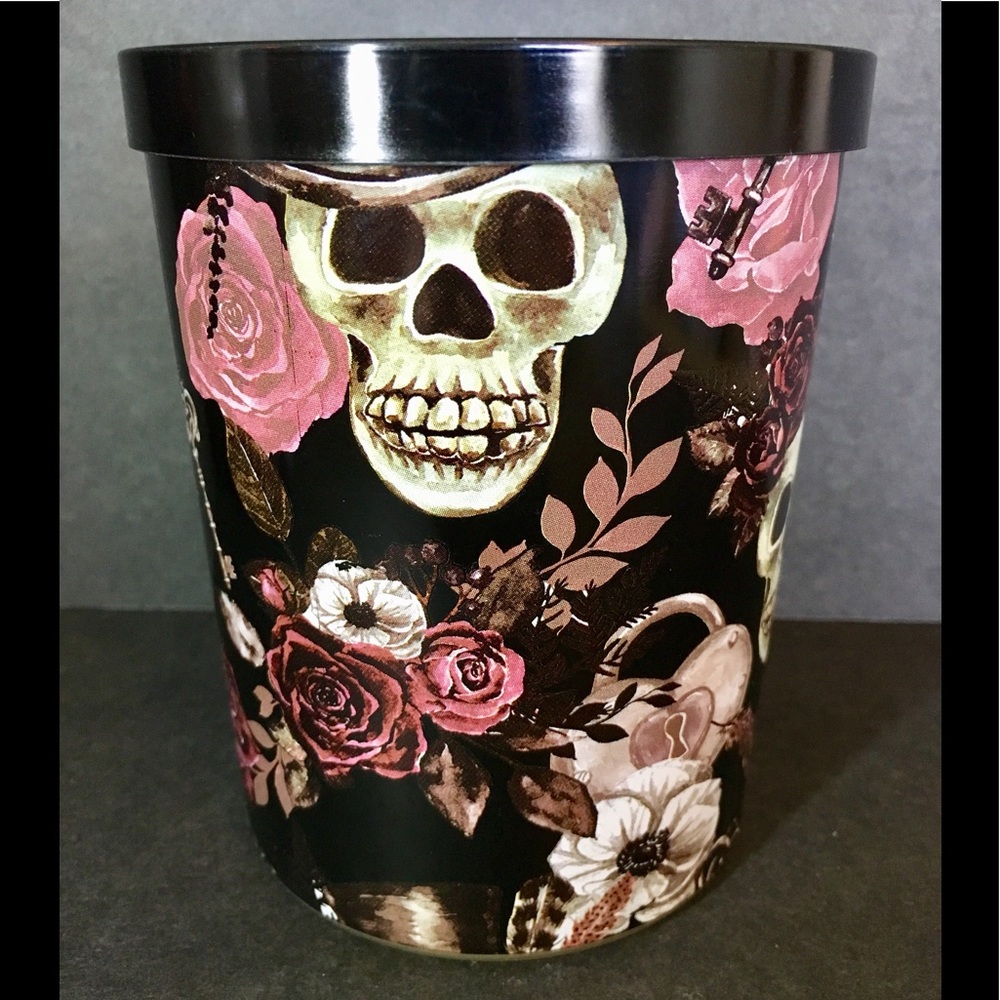 Halloween 2 Wick Candle Skull Roses Keys Locket